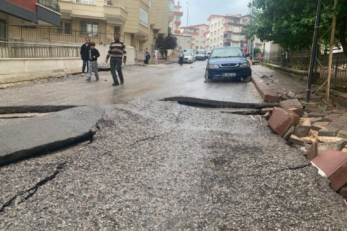 Selde kalan motosikletli ken yolda aracn tekerine skt