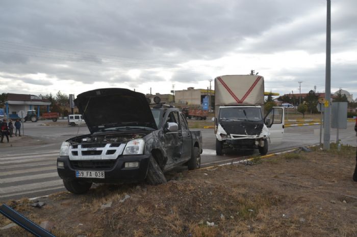 Kamyonet ile pikap arpt: 1 yaral   