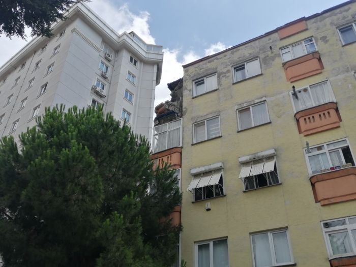 Kartalda 4 katl binada balkon kt