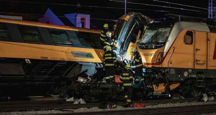 ekya'da iki tren kafa kafaya arpt