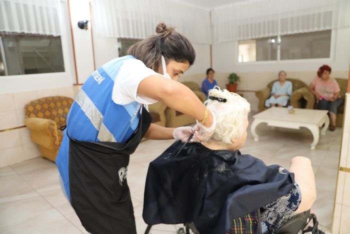 Huzurevi sakinlerine kuafr ve kiisel bakm hizmeti