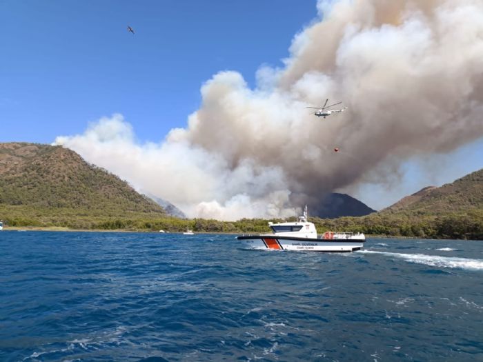 Orman yangn iin uak ve helikopterlerin su ald blge deniz trafiine kapatld