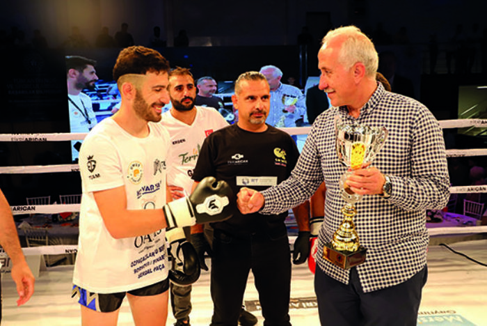 Akdeniz Belediye Bakan Gltak, Muay Thai gecesine katld