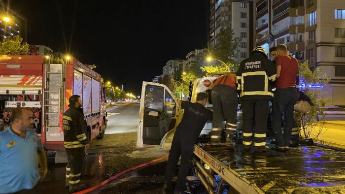 Diyarbakrda park halindeki ekicide kan yangn bymeden sndrld