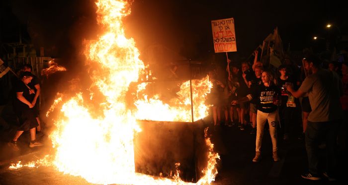 srailde binlerce protestocu erken seim ars yapt, caddeleri atee verdi