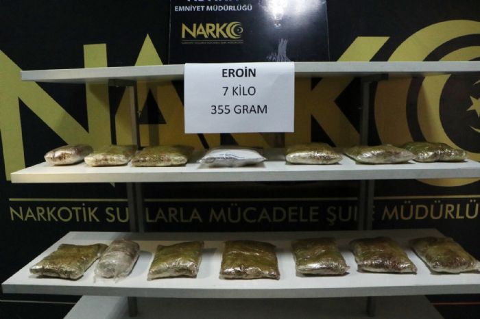 Otomobilin kap boluunda 7 kilo 355 gram eroin ele geirildi   