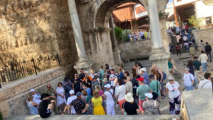 Turist rehberleri ve seyahat acentelerine ilikin yaplan dzenleme sektr dntrecek