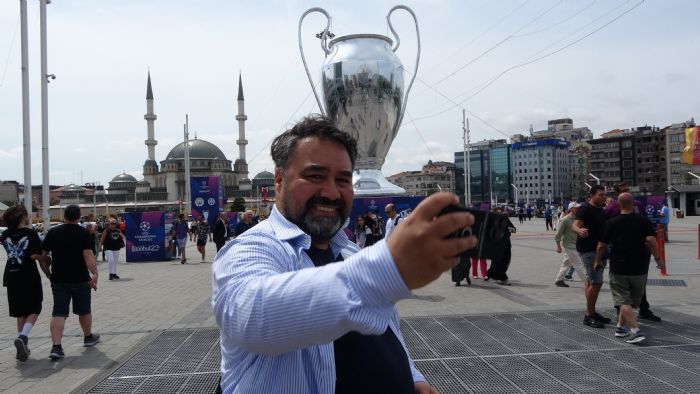 Taksim Meydanna getirilen dev UEFA ampiyonlar Ligi kupas maketine youn ilgi