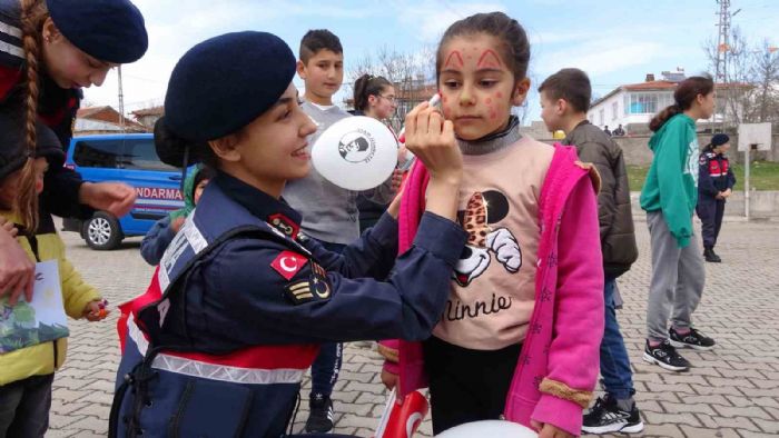 Jandarma ekipleri kydeki ocuklara bayram sevincini nceden yaatt