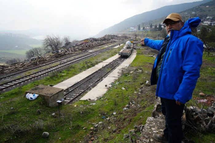 O tren istasyonu depremden sonra onarld