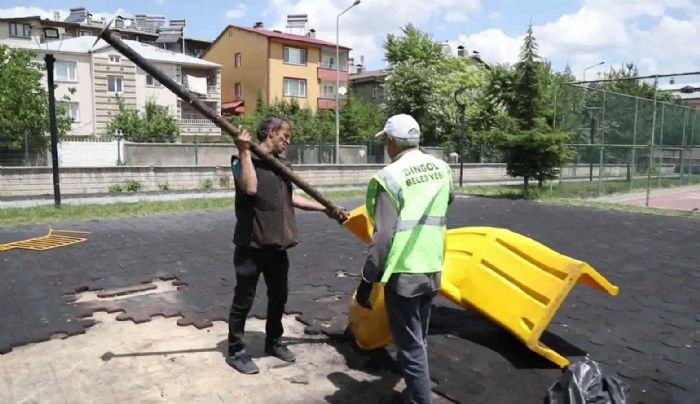 Atee verilmiti, belediye ekipleri ocuk parkn yeniledi