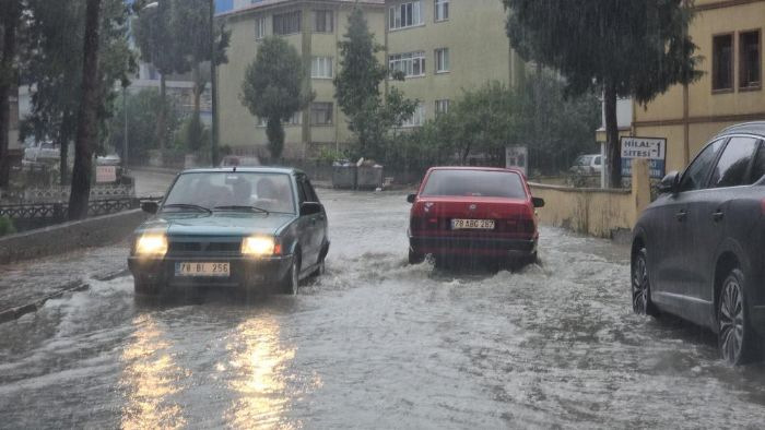 Karabk'te saanak hayat fel etti, yollar dere yataklarna dnd