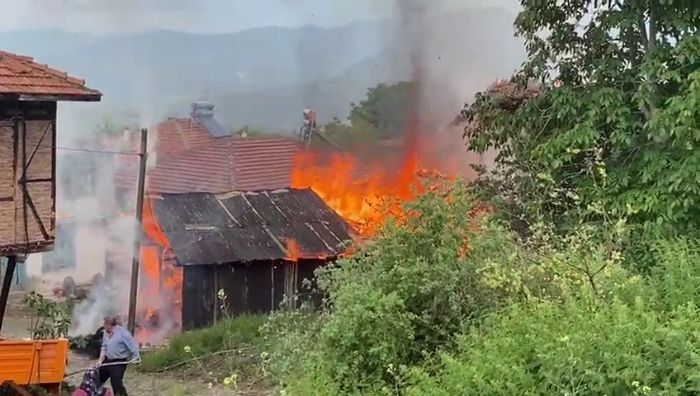 Elektrik kontandan kan yangnda samanlk ve iki ev yand