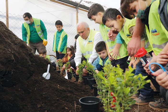 ocuklar kendilerine zel serada ekiyor, suluyor, yetitiriyor