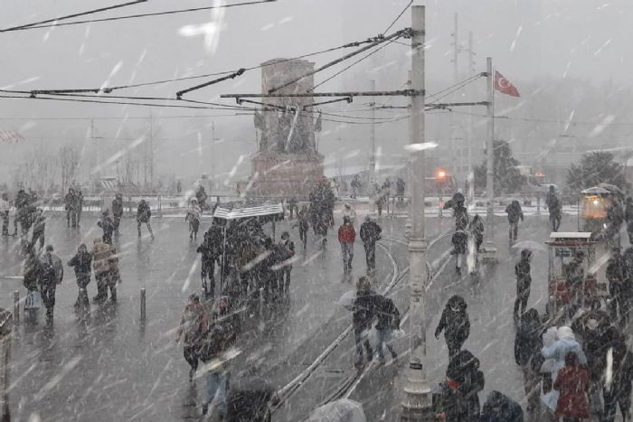 Taksim’de lapa lapa kar yad