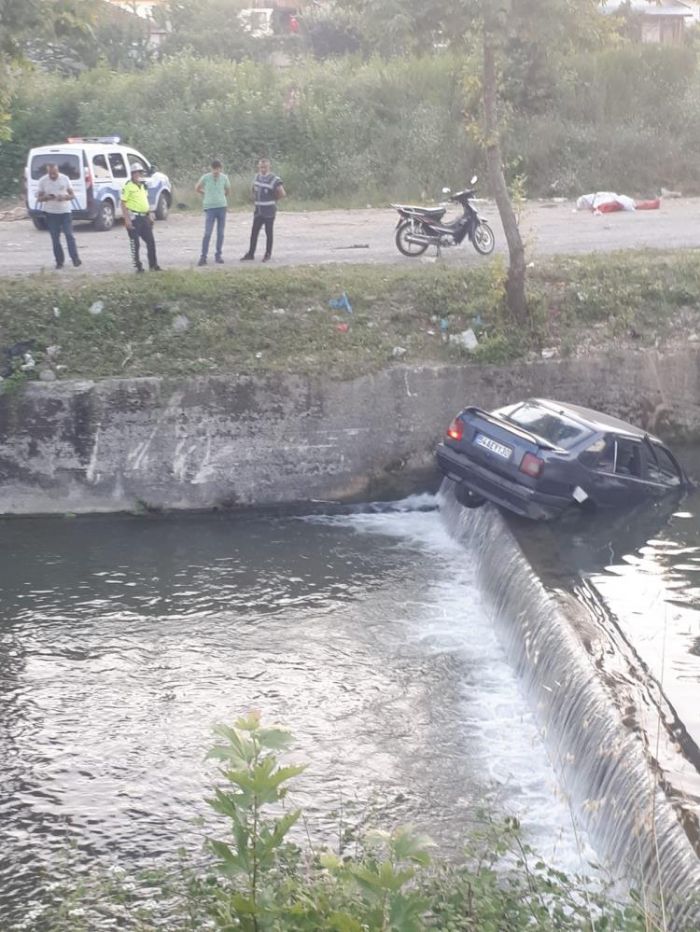 El frenini ekmeyi unuttuu otomobili dereye dt