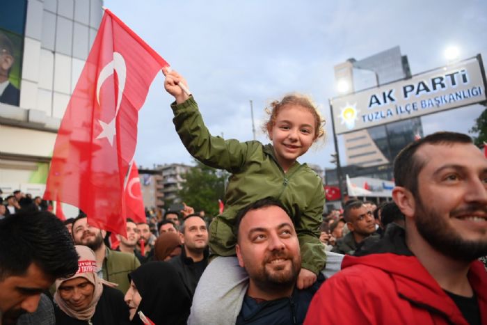 Tuzlada seim zaferi cokuyla kutland