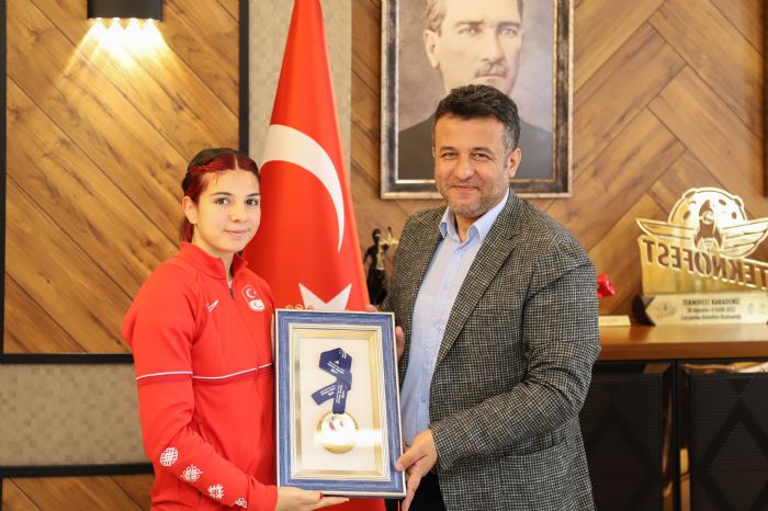 Milli sporcu Bayrak, arambaya madalyayla dnd 