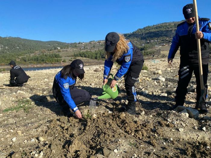 100. ylda bin adet fidan toprakla buluturuldu