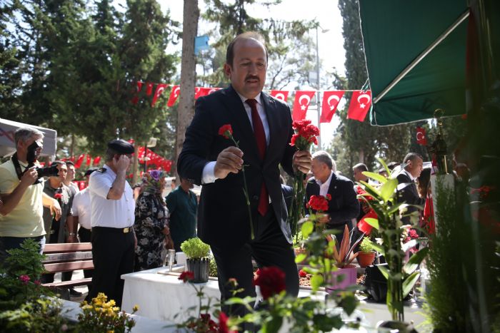 15 Temmuz ehitleri iin karanfil brakld