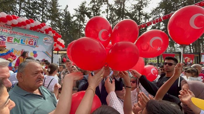 Depremzede ocuklar, 23 Nisan'n tadn kardlar