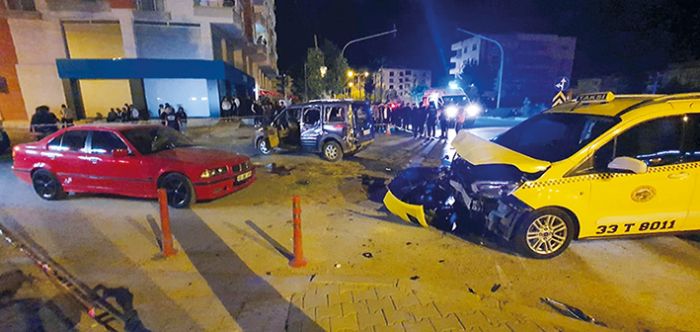 Mersinde trafik kazas: 1 l, 3 yaral