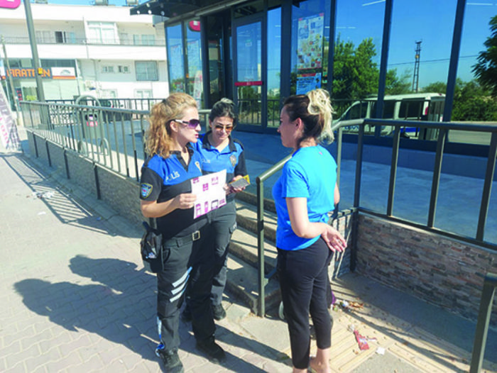 Mersin polisi KADES uygulamasn anlatmaya devam ediyor