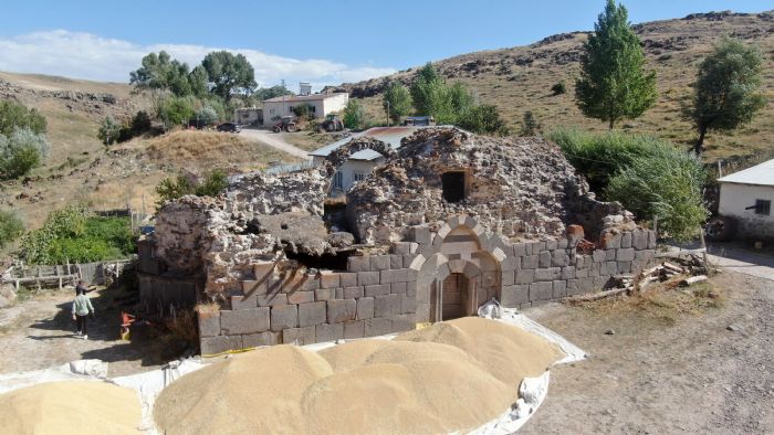 Yllarca definecilerin talanna urayan kilise restore edilmeyi bekliyor   