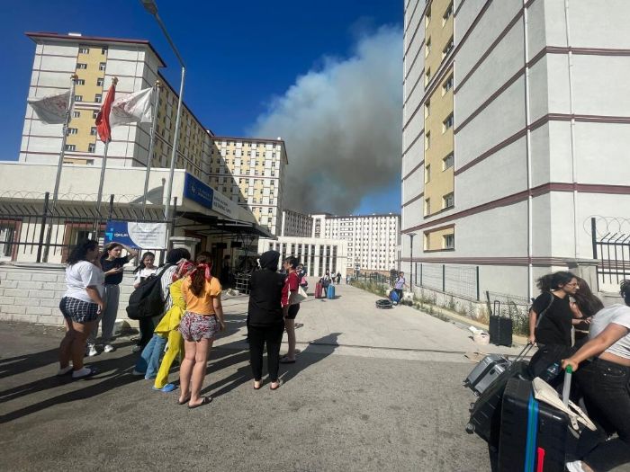 Bursa'daki yangn devam ediyor: Uluda niversitesi'ndeki yurtlar boaltlyor