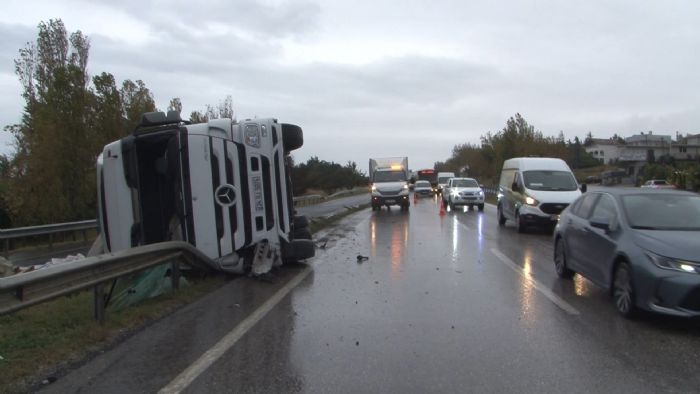 Ya Nedeniyle Kaygan Yolda Kaza: Tr Devrildi, Trafik Durdu