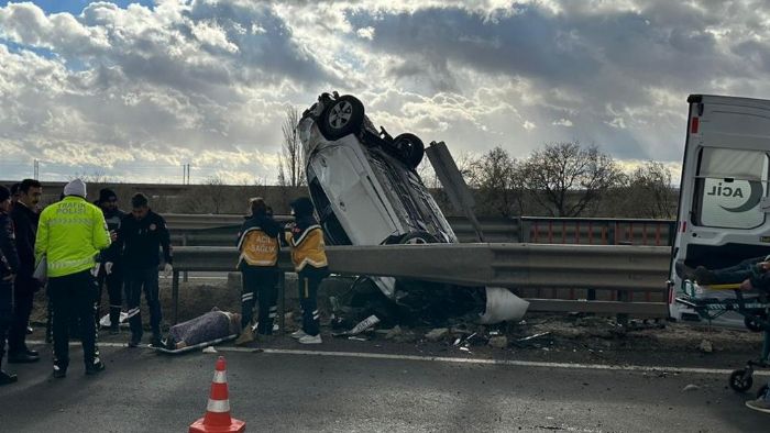 Otomobil refje devrildi, 5 kii yaraland