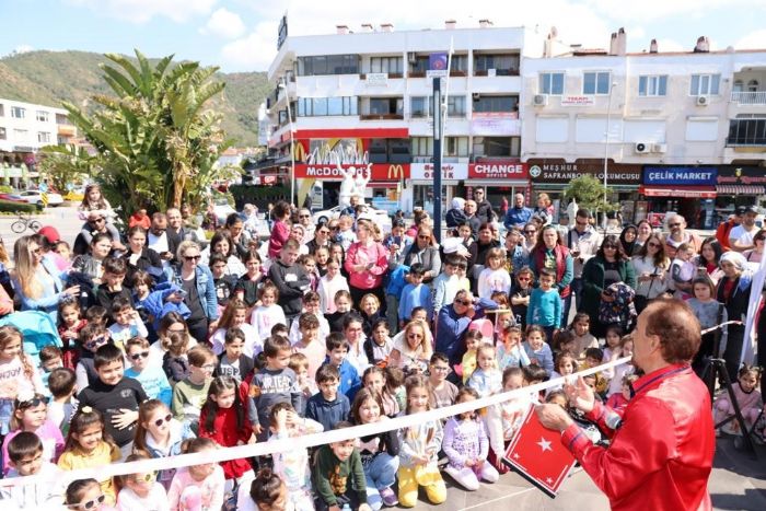 Marmaris’te ocuklar elenceyle bulutu   