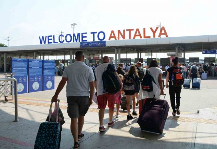 Antalya, 17 milyon yolcu beklentisini karlayacak