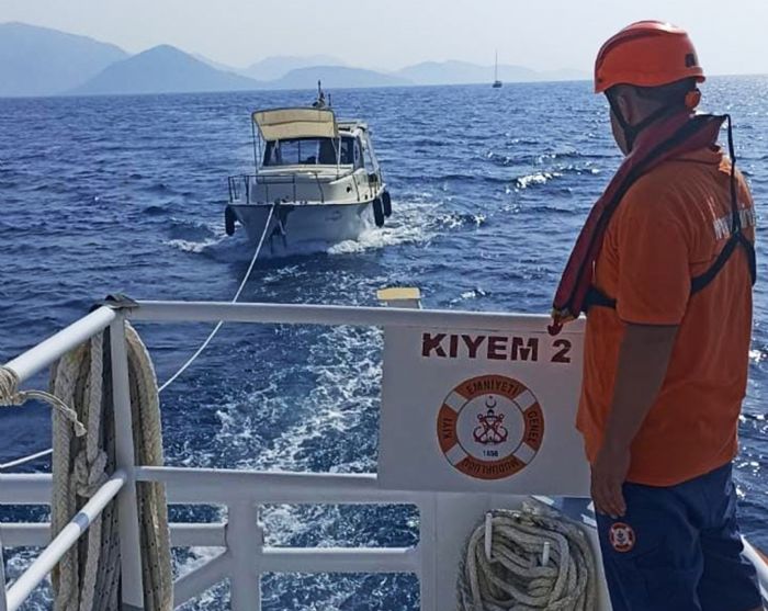 Marmaris Selimiye aklarnda arzalanan tekneyi KIYEM ekipleri kurtard   