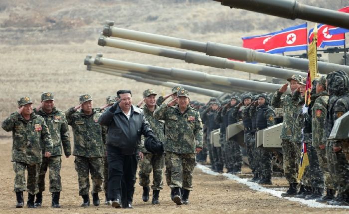 Kim Jong-un yeni tank test etti