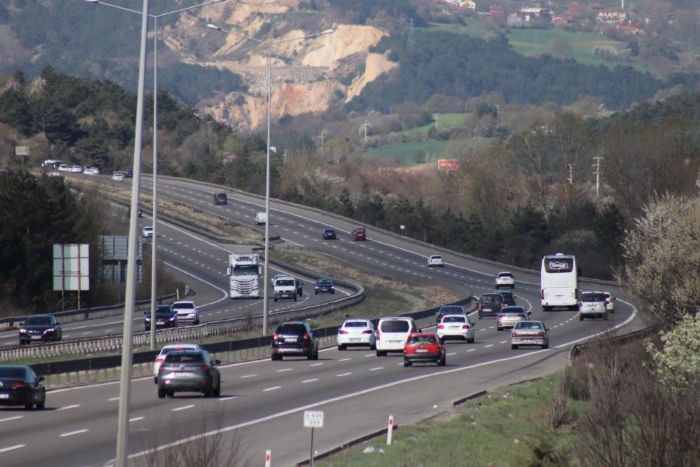 Tatilin son gnnde TEMin Bolu geiinde trafik akc