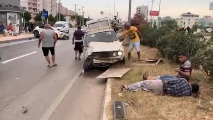 Mersin'de 3 kiinin yaraland trafik kazas kamerada