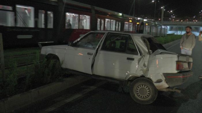 Otomobil tramvay yolunu girdi, 2 kii yaraland