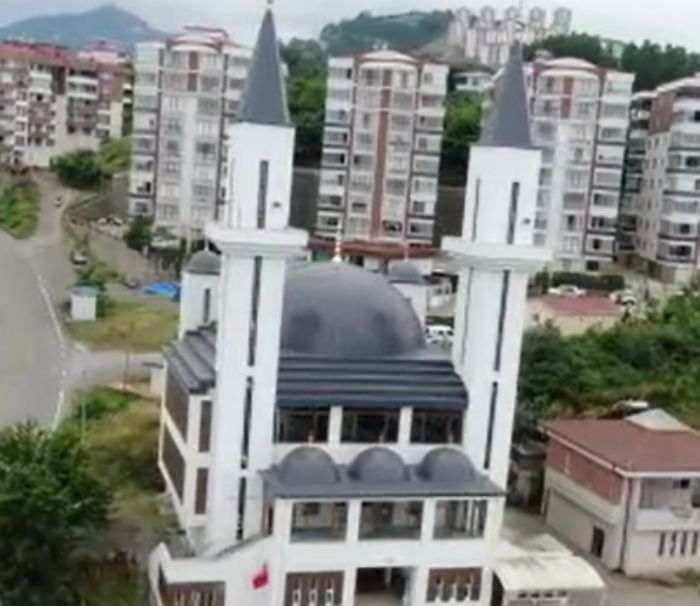 Kiliseye benzeyen Camii'nin inaat durdu