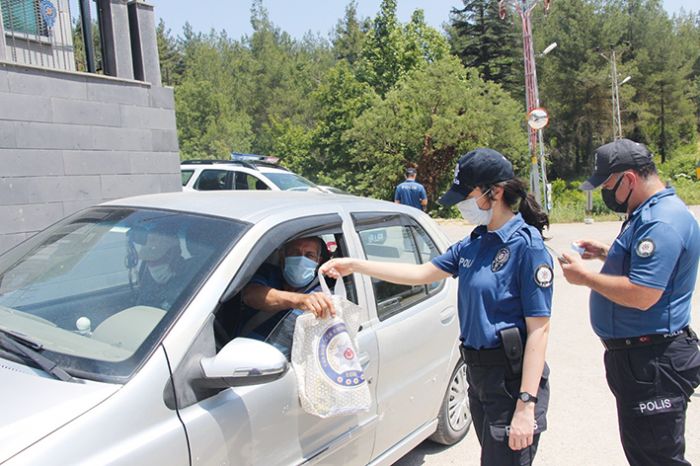 Mersin’de uygulamada durdurulan srclere hijyen seti hediye edildi