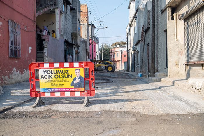 Bykehir, ay Mahallesini asfaltlamaya devam ediyor