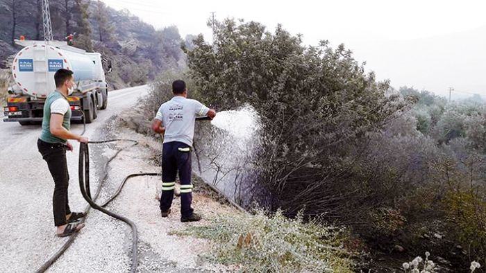 Akdeniz Belediyesi, yangn blgesine arazzler ve personel gnderdi