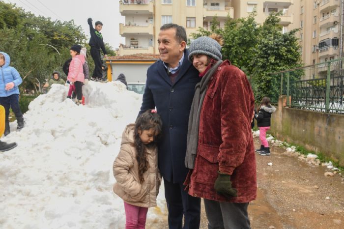 Yeniehir Belediyesi ocuklara kar sevinci yaatt