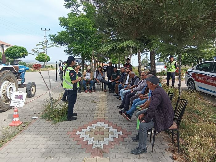 Trafik jandarmasndan iftilere traktr gvenlii eitimi