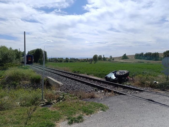 Afyonkarahisar'da yolcu treni hemzemin geitte traktre arpt