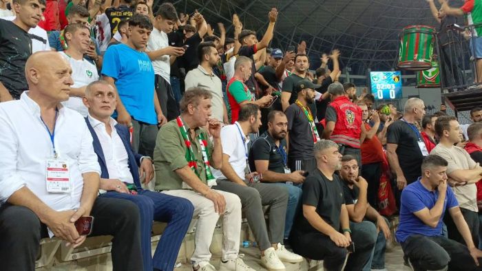 TFF Bakan brahim Hacosmanolu Amedspor taraftar arasnda ma izledi