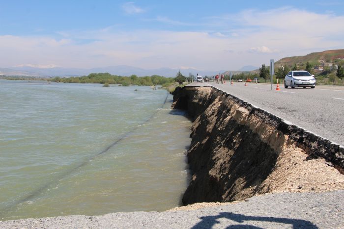 Batmanda baraj sular ykselince ana yol kt