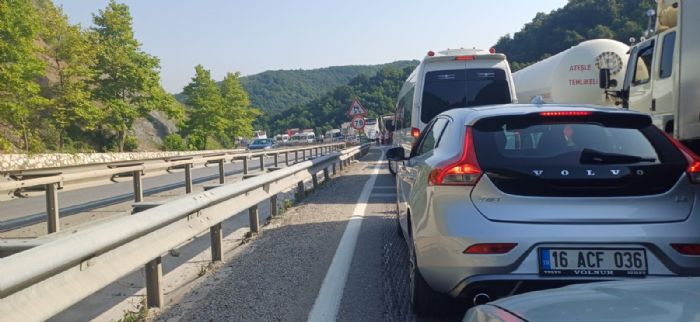 Kaza sebebiyle yol kapand, snava adaylar yryerek gitti