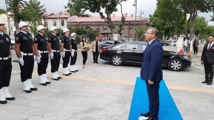 Kars Valisi Ziya Polat, grevine balad