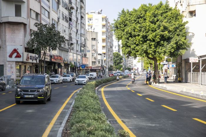 stiklal Caddesinde balatlan asfalt, refj ve kaldrm yenileme almalar tamamland